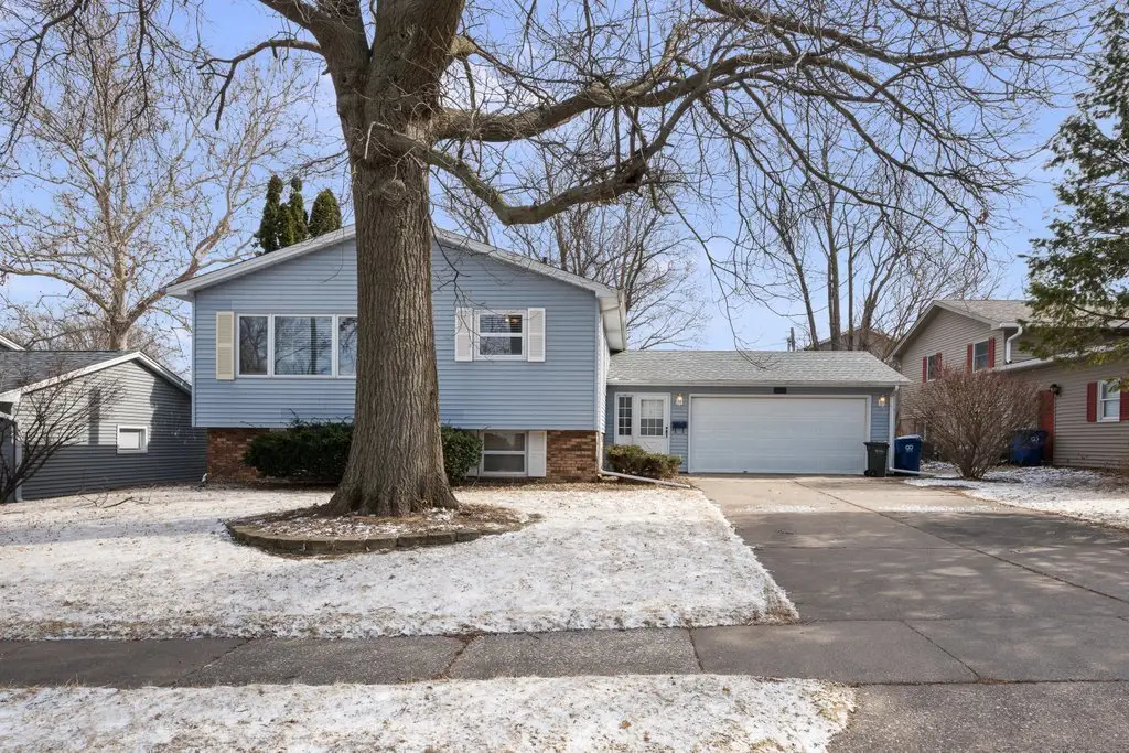 4015 Washington Lane, Davenport, IA 52806 - #1