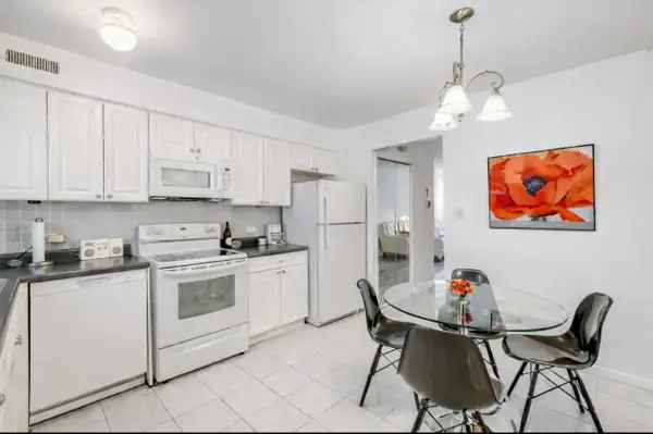 9387 Bay Colony Drive #3W, Des Plaines, IL 60016