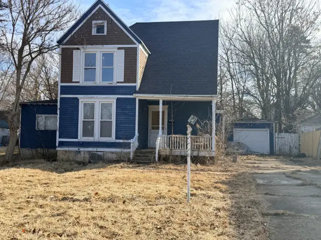 1211 S Carroll Avenue, Freeport, IL 61032 - #2