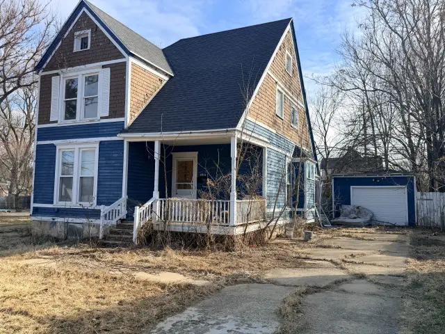 1211 S Carroll Avenue, Freeport, IL 61032 - #3