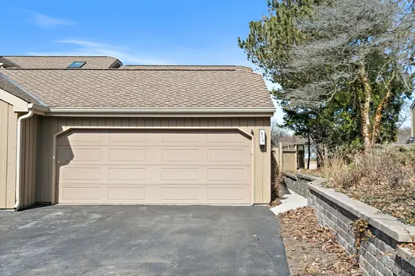 814 Oak Hill Road, Lake Barrington, IL 60010