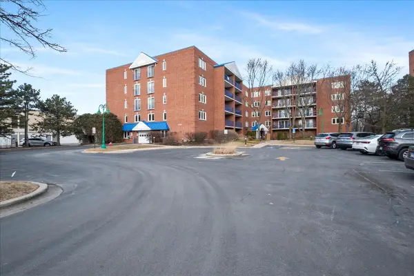 6755 N Milwaukee Avenue #404, Niles, IL 60714