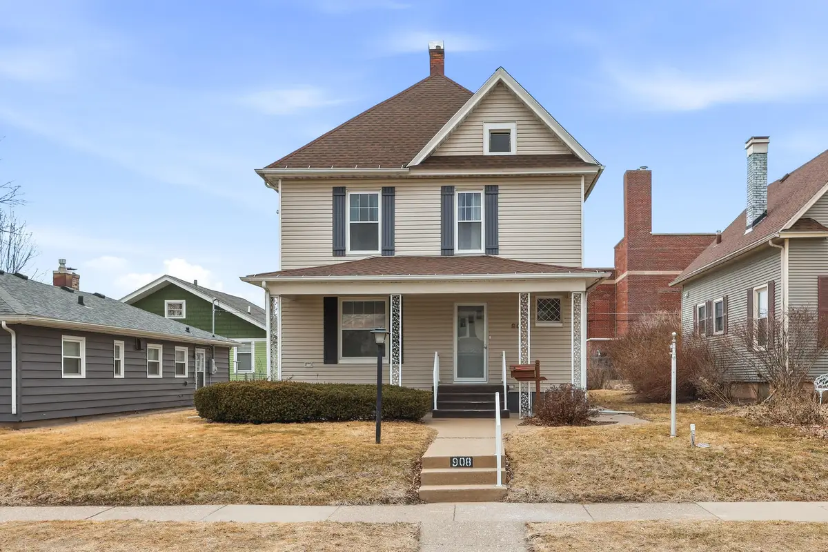908 Grand Court, Davenport, IA 52803 - #1