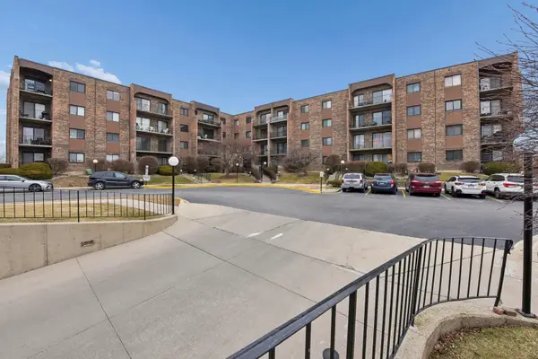 601 W Huntington Commons Road #202, Mount Prospect, IL 60056