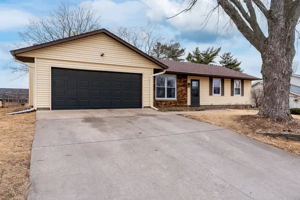 5824 Oakbrook Road, Davenport, IA 52806