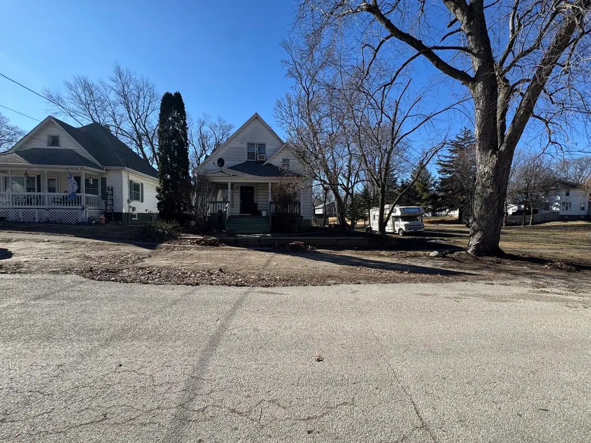 113 S Isabella Street, Clinton, IL 61727 - #1