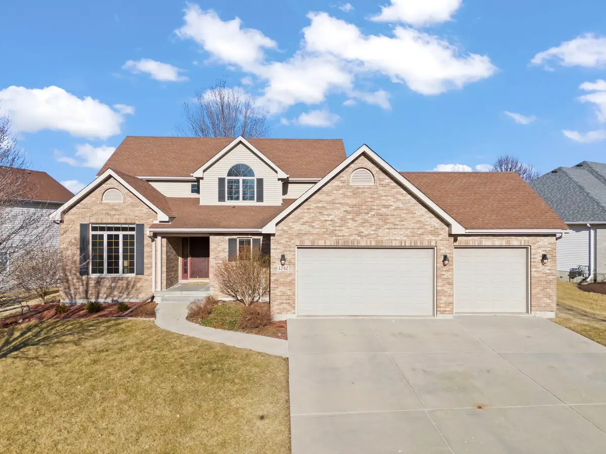 1242 Bristol Drive W, Sycamore, IL 60178 - #1