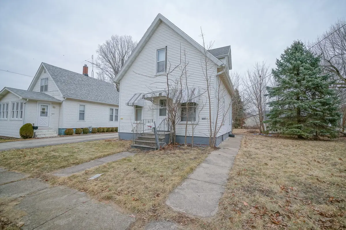 118 N Locust Street, Genoa, IL 60135 - #1