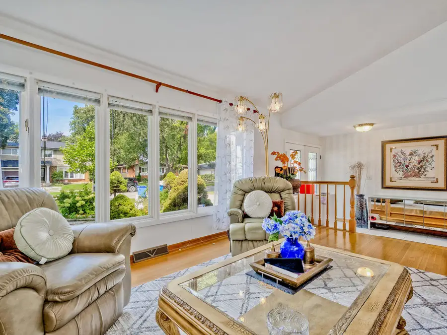 1121 N Greenfield Lane, Mount Prospect, IL 60056 - #3