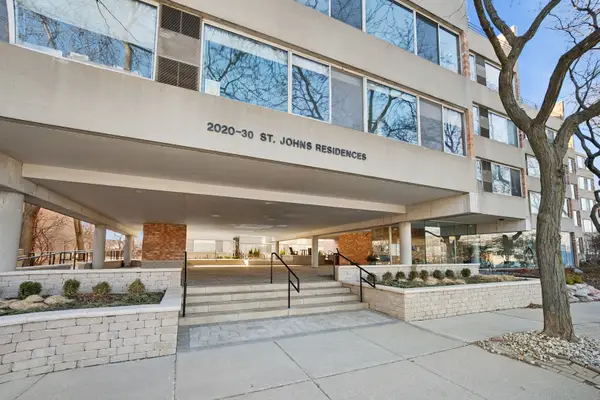 2020 St. Johns Avenue #208, Highland Park, IL 60035