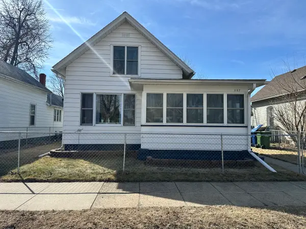 337 4th Avenue N, Clinton, IA 52732