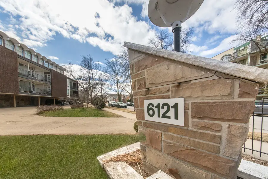 6121 W Higgins Avenue #C2, Chicago, IL 60630 - #3