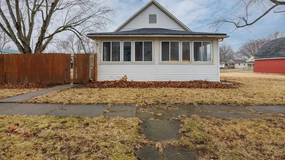 517 N Walnut Street, Clinton, IL 61727 - #1