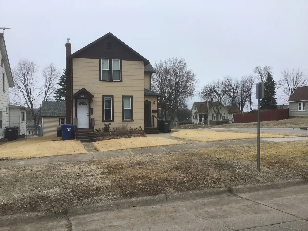 902 11th Avenue S, Clinton, IA 52732 - #1