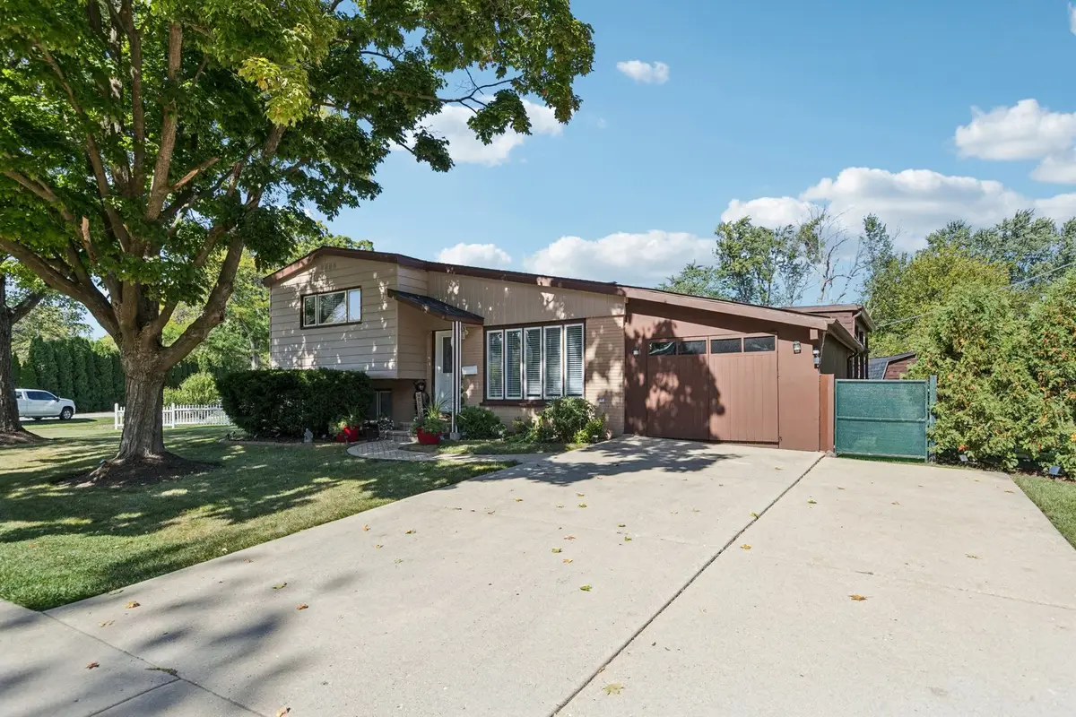 122 W Helen Road, Palatine, IL 60067 - #1