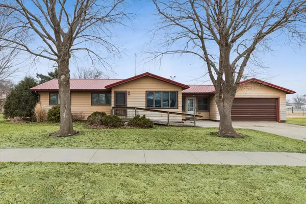 102 8th Street, Dewitt, IA 52742