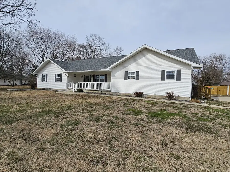 204 W Greenwalt Street, Wayne City, IL 62895 - #3