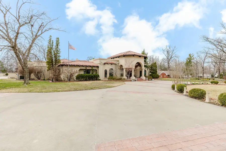 319 Country Club Lane, Harrisburg, IL 62946 - #2