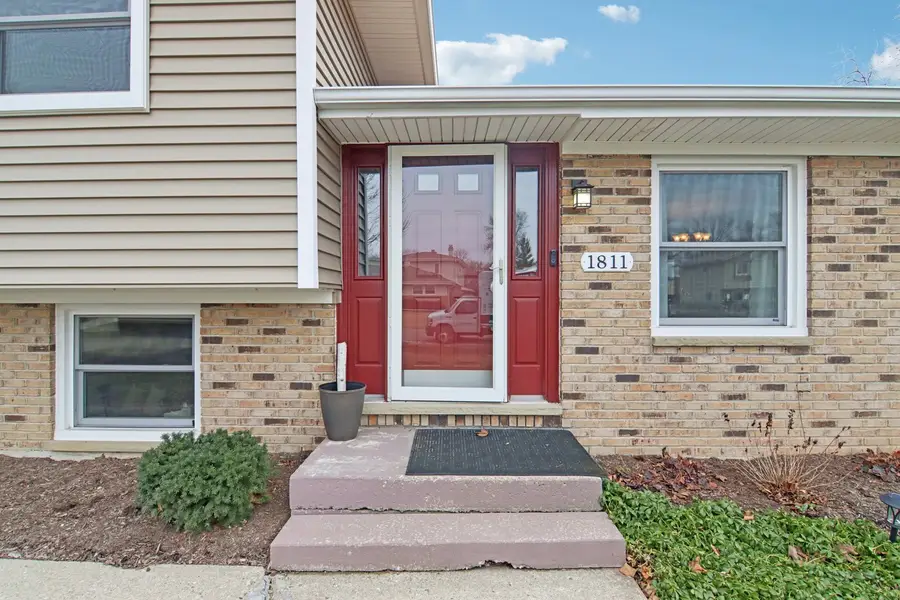 1811 Longmeadow Drive, Lindenhurst, IL 60046 - #3