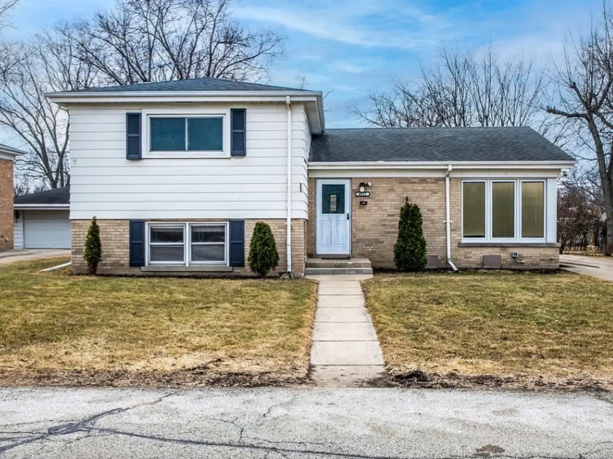 4715 W Lake Avenue, Glenview, IL 60025 - #1