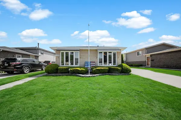 10125 S Komensky Avenue, Oak Lawn, IL 60453