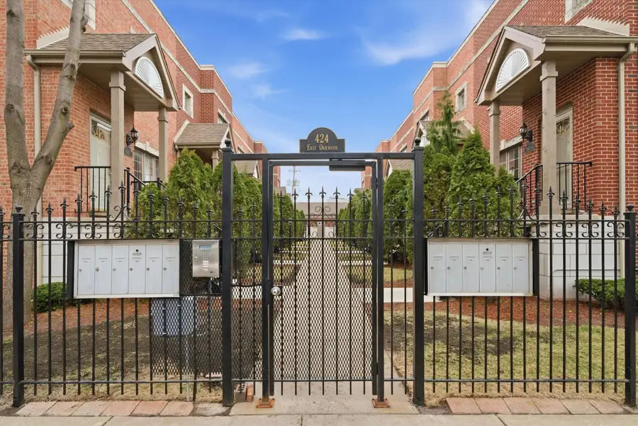 424 E Oakwood Boulevard #5, Chicago, IL 60653 - #2