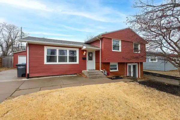 1446 Lakewood Drive, Bettendorf, IA 52722