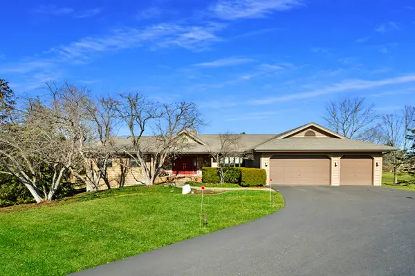 21 N Highview Circle, Hawthorn Woods, IL 60047