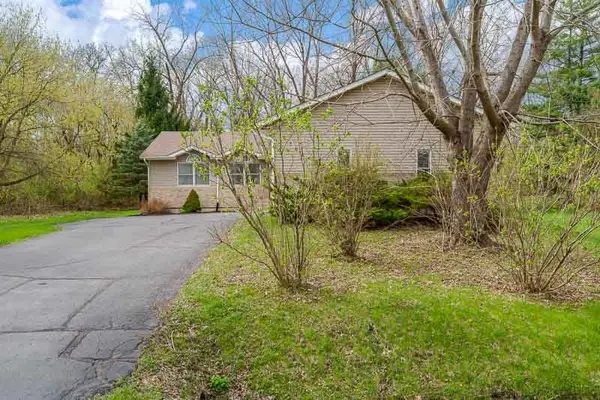 164 Columbia, Poplar Grove, IL 61065