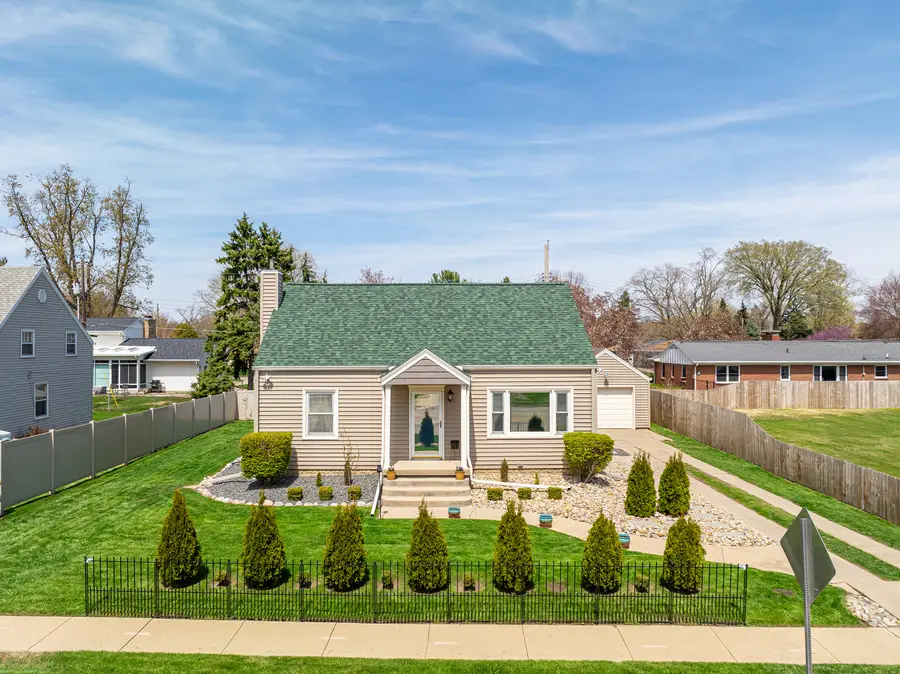 2110 E Oakland Avenue, Bloomington, IL 61701 - #3