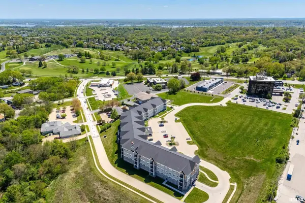 2592 Middle Road #220, Bettendorf, IA 52722