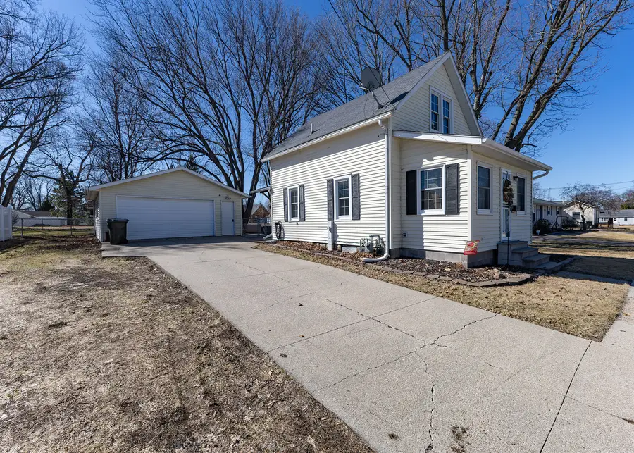 516 W Wells Street, Geneseo, IL 61254 - #2
