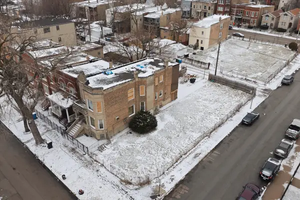 4300 W Gladys Avenue, Chicago, IL 60624
