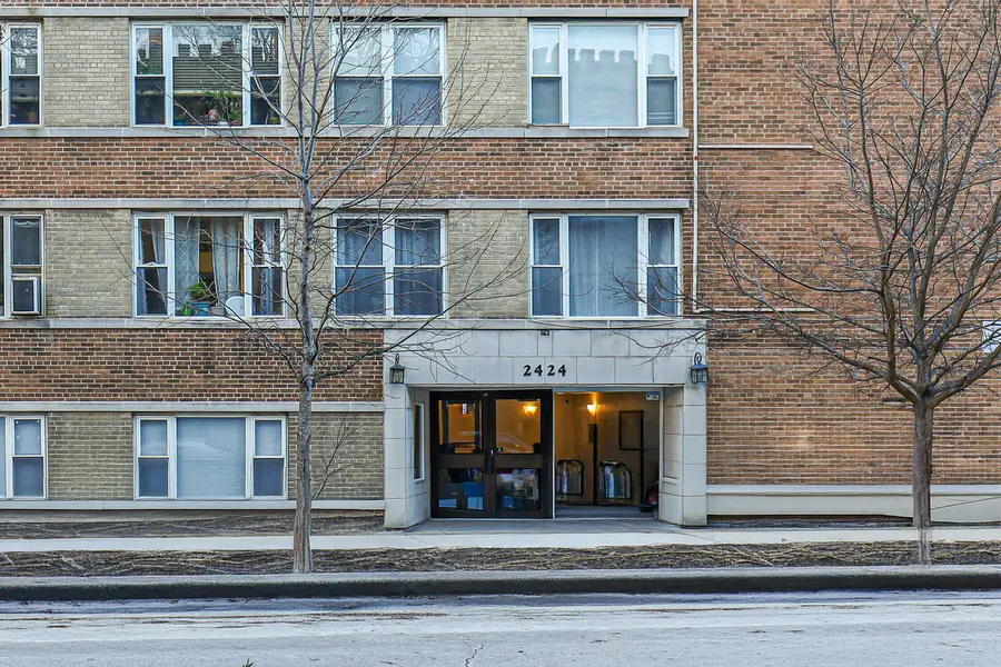 2424 W Estes Avenue #4I, Chicago, IL 60645 - #3