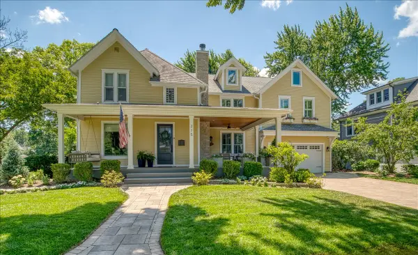 215 Fulton Avenue, St. Charles, IL 60174