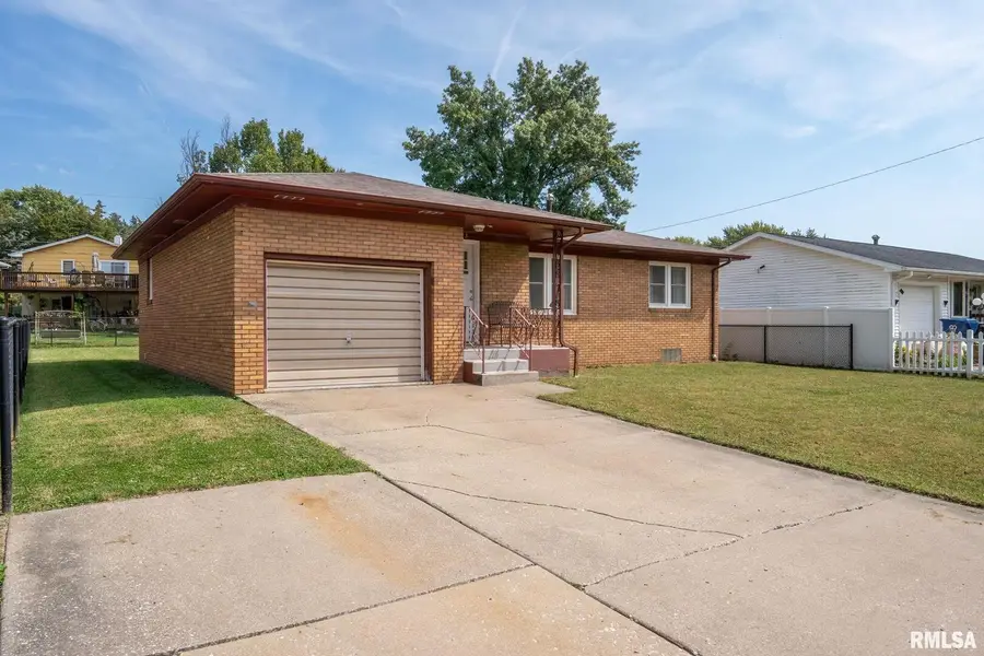 4123 N Linwood Avenue, Davenport, IA 52806 - #2