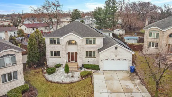 8941 Golden Oak Court, Hickory Hills, IL 60457