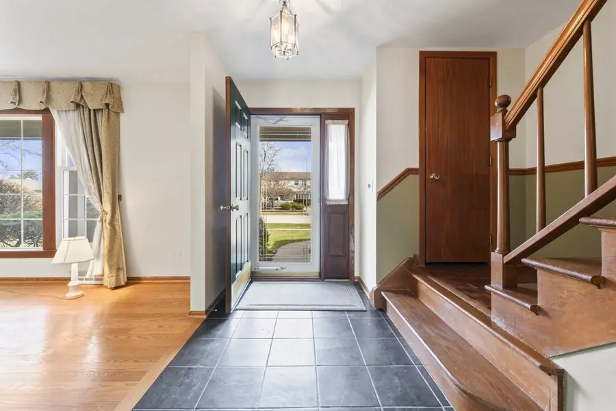 2007 E Robinhood Lane, Arlington Heights, IL 60004 - #2