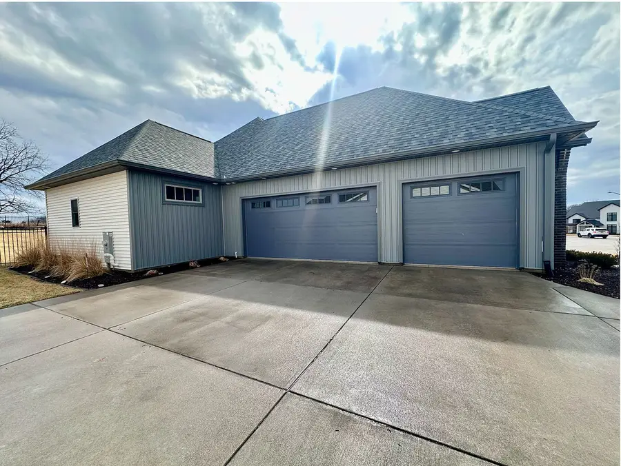 5077 Oak Ridge Court, Bettendorf, IA 52722 - #3