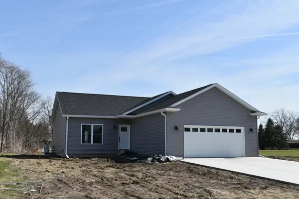 225 S Pine Street, El Paso, IL 61738