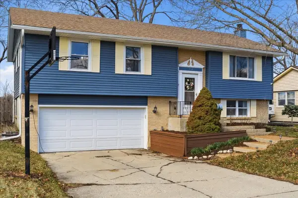 394 Northgate Road, Lindenhurst, IL 60046