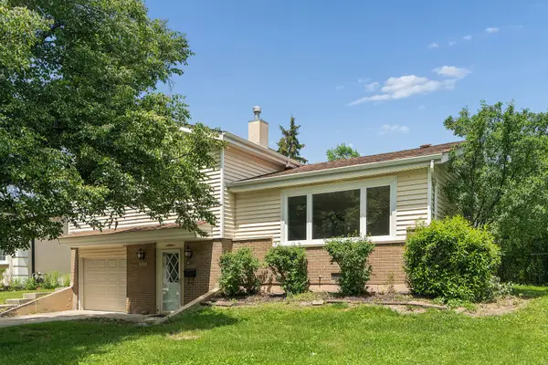 9018 Forest Lane E, Hickory Hills, IL 60457