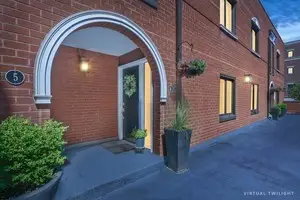 807 W Wolfram Street #6, Chicago, IL 60657