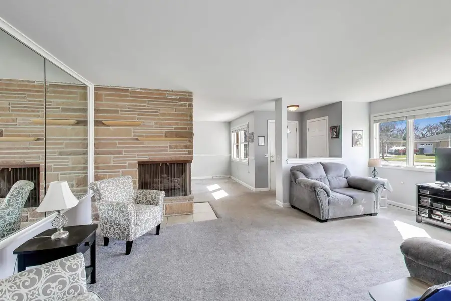 915 S Na Wa Ta Avenue, Mount Prospect, IL 60056 - #3