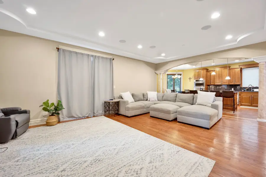 2323 Douglas Avenue, Des Plaines, IL 60018 - #2