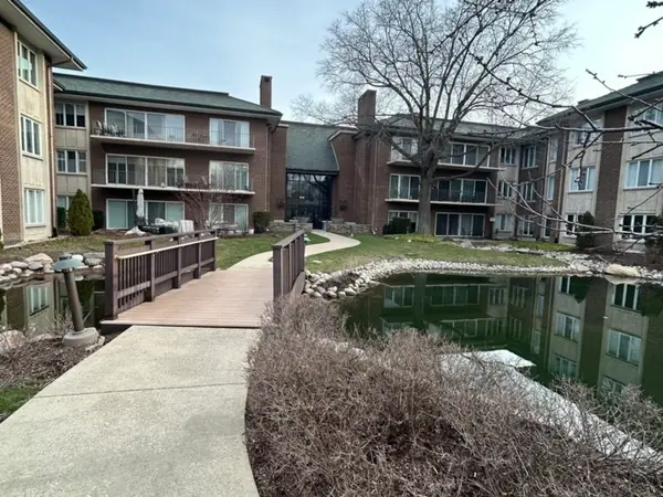 4 Oak Brook Club Drive #G205, Oak Brook, IL 60523