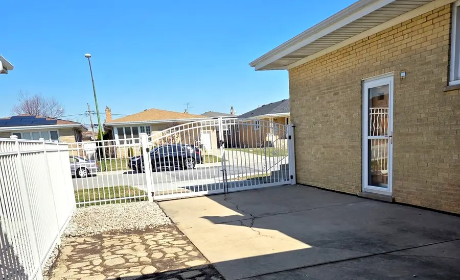 8517 W Carmen Avenue, Chicago, IL 60656 - #3