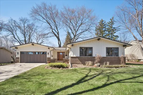 122 Williamsburg Drive, Bartlett, IL 60103