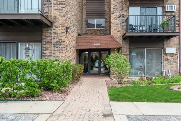 8901 N Western Avenue #203, Des Plaines, IL 60016