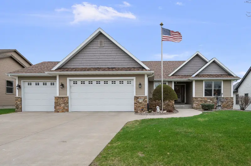 1717 E 61st Street, Davenport, IA 52807 - #1